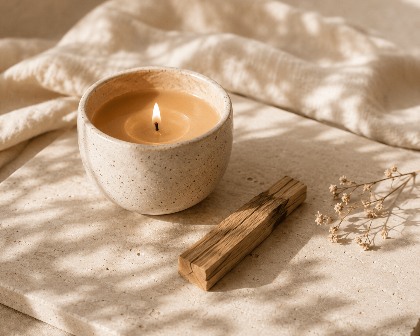 Bougie artisanale et palo santo dans une lumière douce
