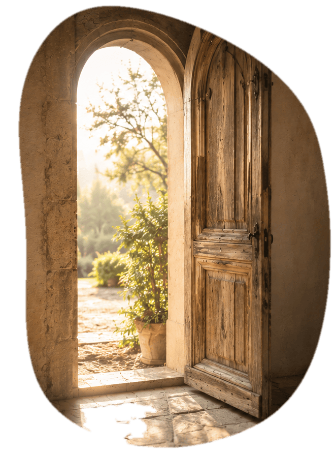Porte en bois ancienne entrouverte sur un jardin lumineux