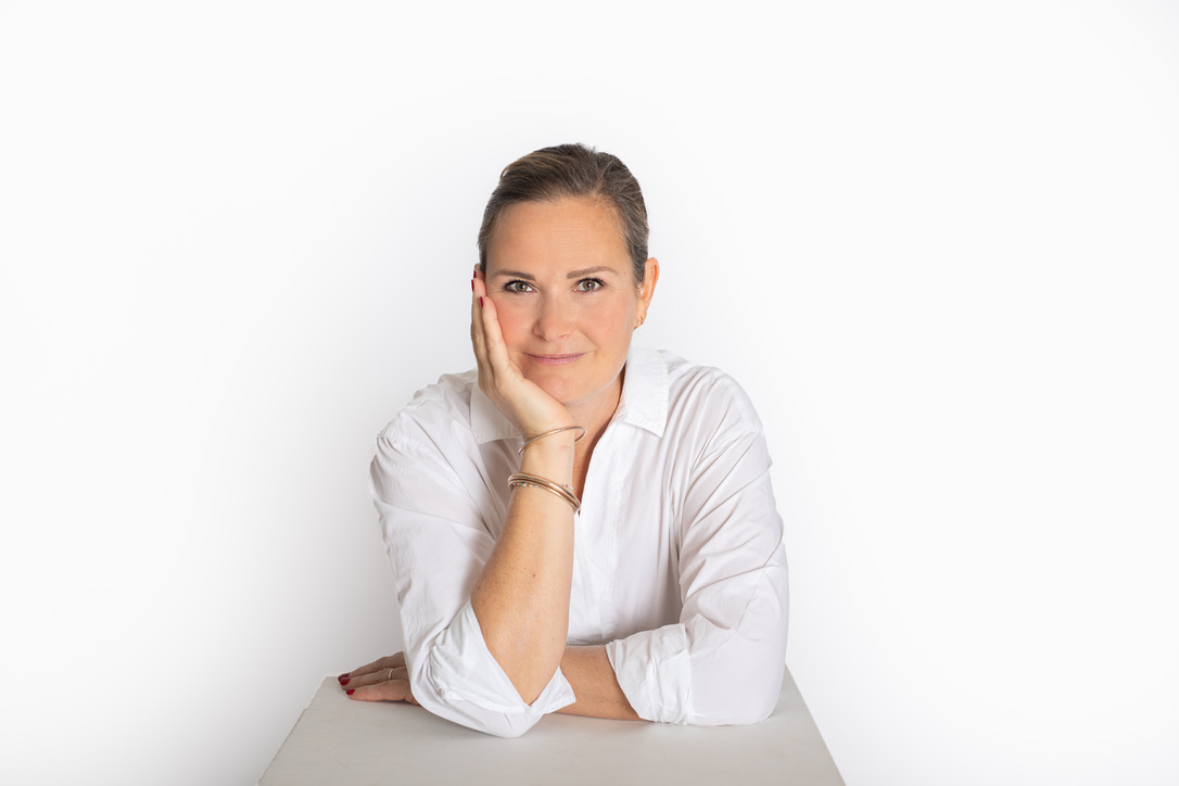 Portrait d’Emmanuelle Sonnier en chemise blanche